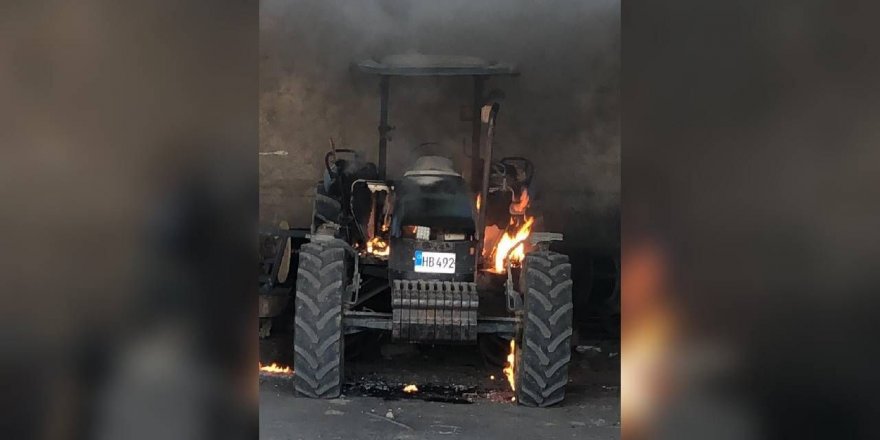 Park halinde bulunan traktörde yangın çıktı