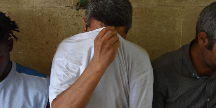 İki eliyle müşterisinin kalçalarını sıktı