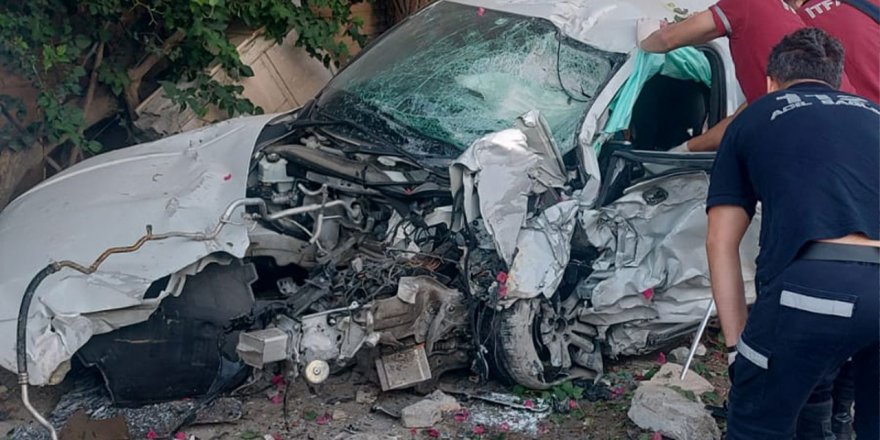 Çatalköy'de araç bahçe duvarına çarptı