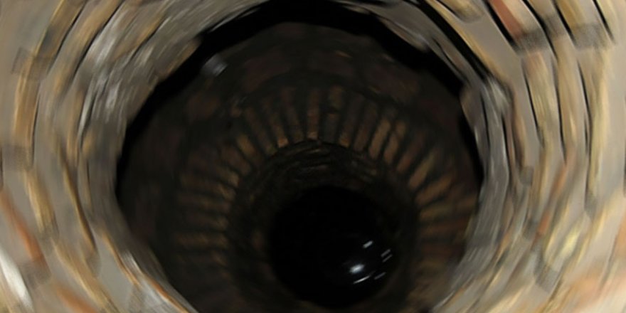 Evinin avlusu içerisinde bulunan su kuyusuna düştü