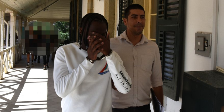 Bıçakla tehdit edip, soygun gerçekleştirdi