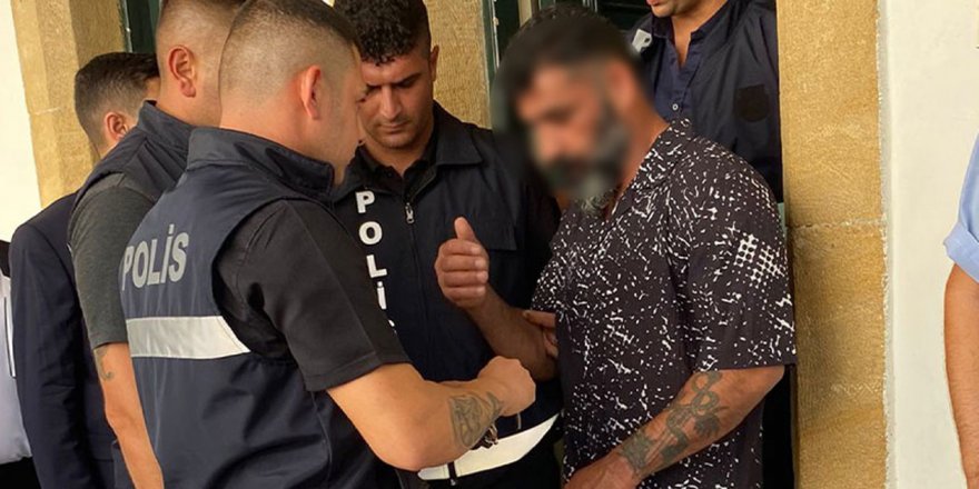 Üvey kızına cinsel içerikli mesajlar attı