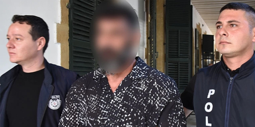 Üvey kızının karşısında mastürbasyon yaptı