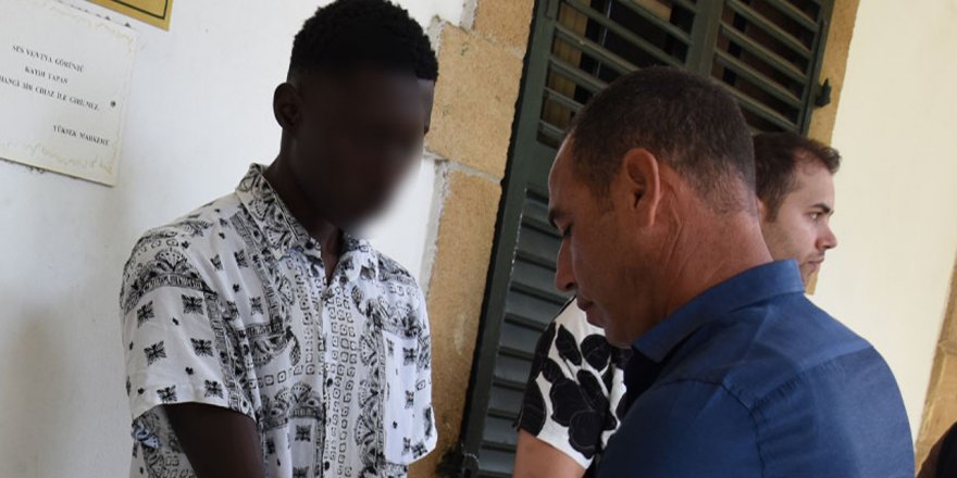 Başkasına ait Fransız kimlik kartı ile Ercan'dan çıkış yapmaya çalıştı