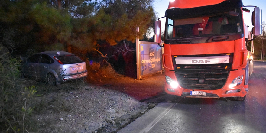 Beton mikseri ile salon araç çarpıştı