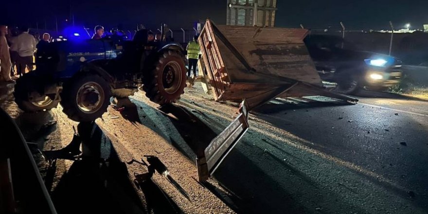Araç traktörün arkasında takılı vaziyetteki römorka çarptı