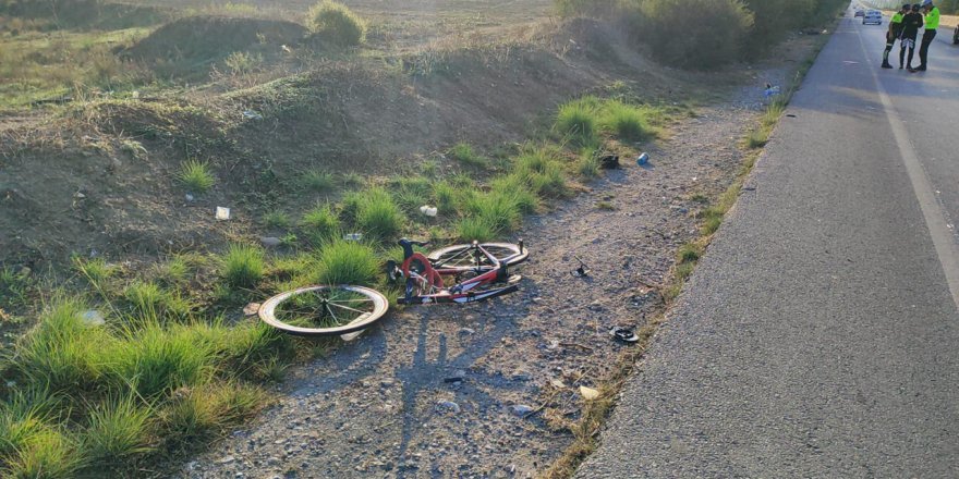 Bisikletlilere çarpan sürücü olay yerinden kaçtı