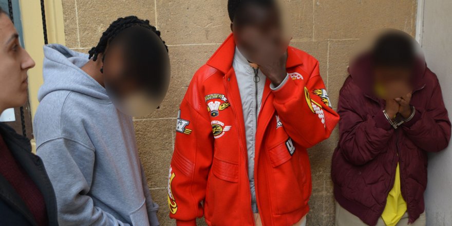 Polisleri görünce uyuşturucuları tuvalete attı!