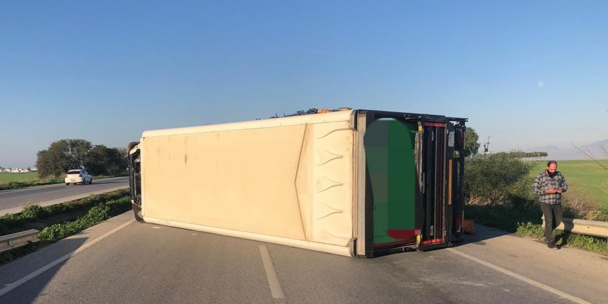 Kamyon kaza yaptı, yol trafiğe kapatıldı