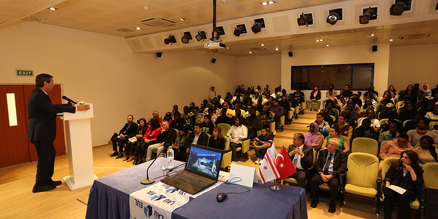 Dışişleri Bakanı Ertuğruloğlu, LAÜ’de konferans verdi