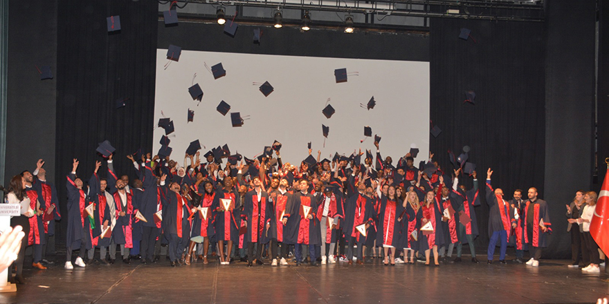 Yakın Doğu Üniversitesi’nde mezuniyet coşkusu