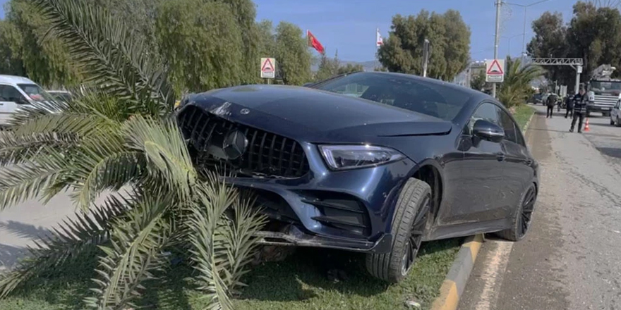 Direksiyon hakimiyetini kaybeden sürücü orta refüje çıktı!