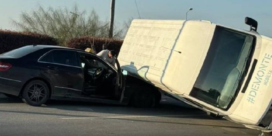Van araç taksinin üstüne devrildi!