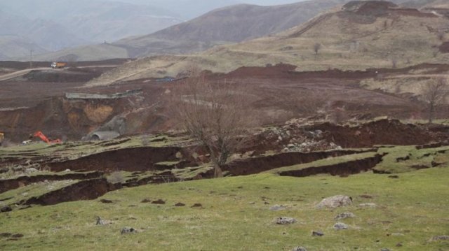 Bingöl'de demir yolu inşaatının neden olduğu heyelan köylüleri korkutuyor