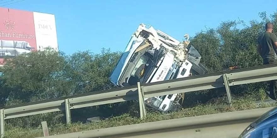 Yoldan çıkan kamyon, yol kenarındaki çöp kamyonuna çarptı