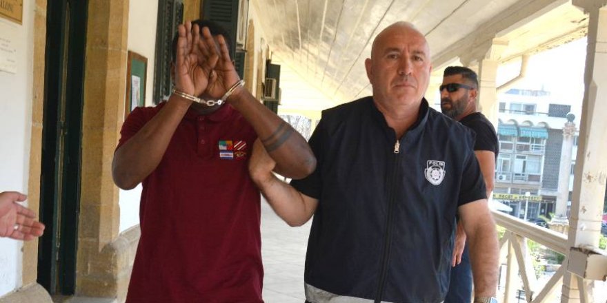 Soydu, darp ve tehdit etti