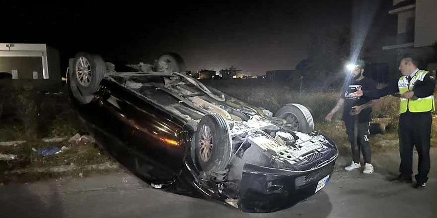 Alkollü sürücü park halindeki araçlara çarpıp tavan üstü durdu!