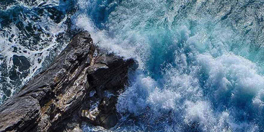 Üç metre yükseklikten deniz içerisindeki kayaların üzerine düştü