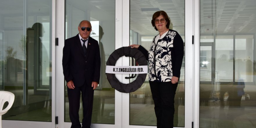 Engelsiz Yaşam Evi’ne siyah çelenk bırakıldı