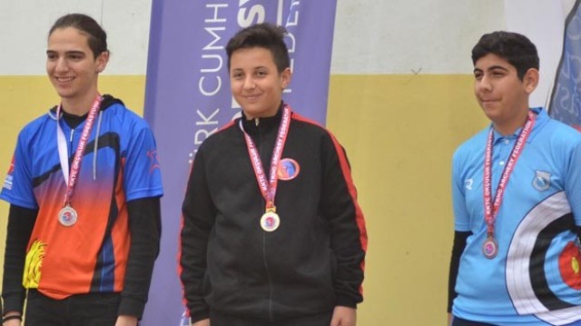 Okçulardan tam isabet