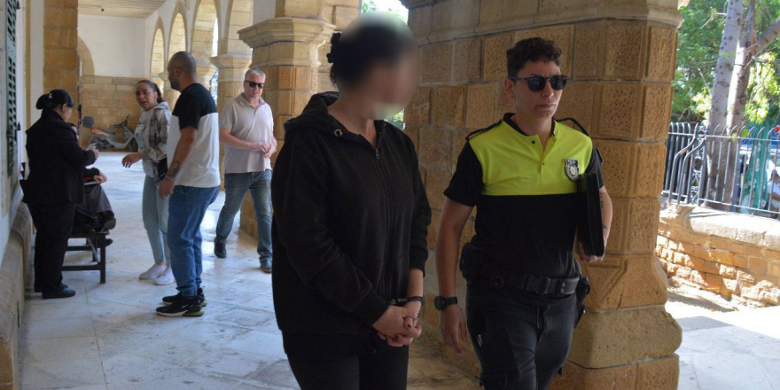 Ev arkadaşını bıçakladı