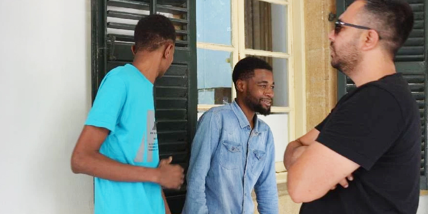 Alkollü olarak çevreyi rahatsız eden kişiler kaçak çıktı