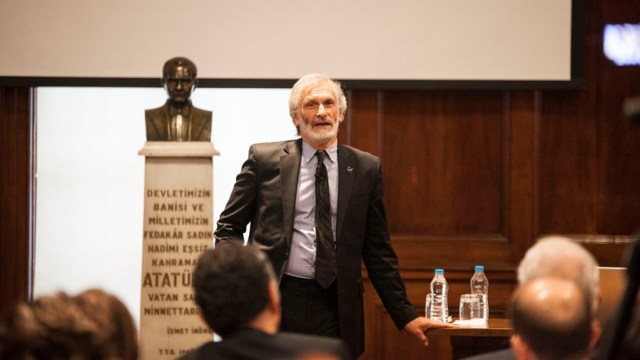 NASA profesörü: Mars'a harcanan parayla Dünya kurtarılır