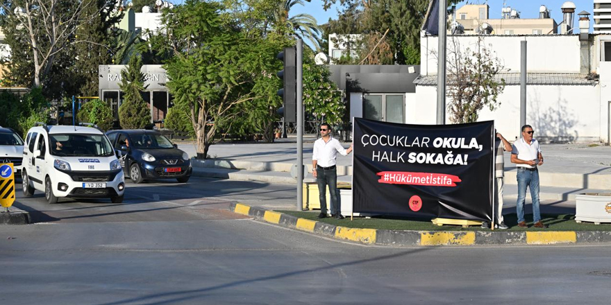 CTP, “Çocuklar okula, halk sokağa, Hükümet istifa” sloganıyla eylem yaptı