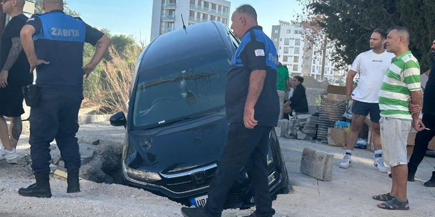 Dereboyu’nda araç 70 santimetrelik çukura düştü