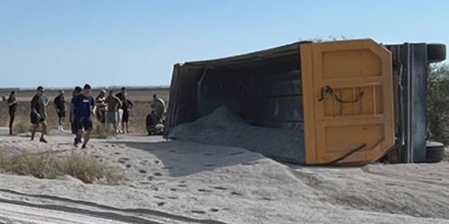 Kum yüklü kamyon devrildi