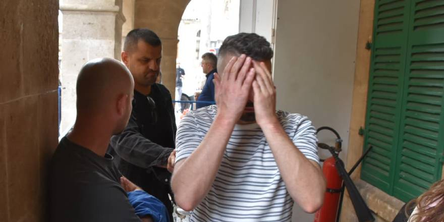Kaldırımdaki taşın altından uyuşturucu çıktı