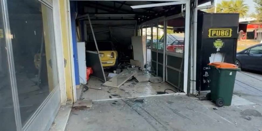 "Araç elektrik direğini devirdi, iki işletmeyi darmadağın etti!"