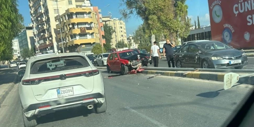 Araç yol ortasındaki refüje çıkarak aydınlatma direğine çarptı ve direği devirdi