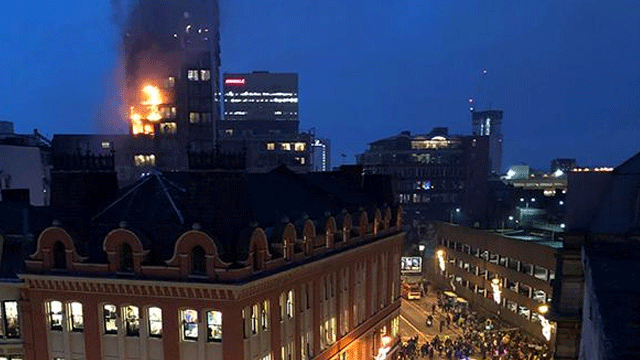 İngiltere’de 12 katlı binada yangın