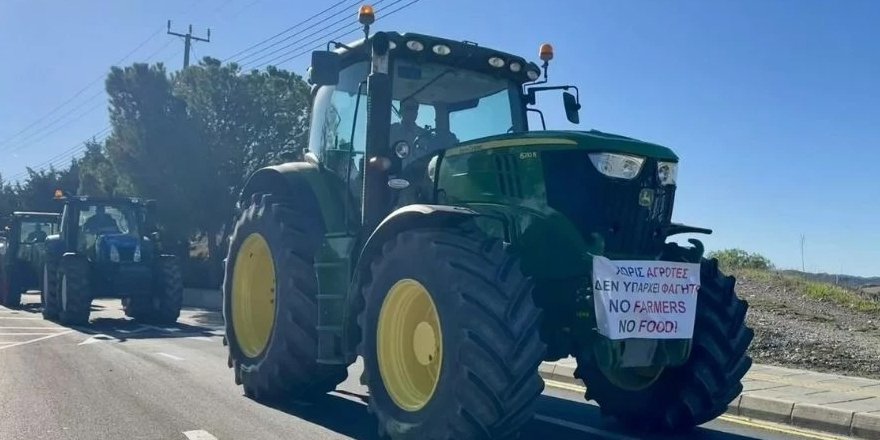 Güney Kıbrıs'ta çiftçiler traktörle sokakta, öğretmenler grev yapıyor