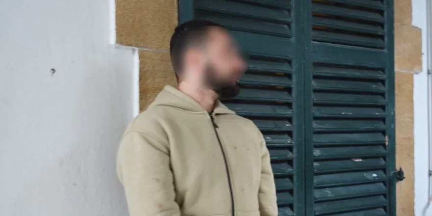 Eve gelen tamirciyi darp edip, bıçakladı