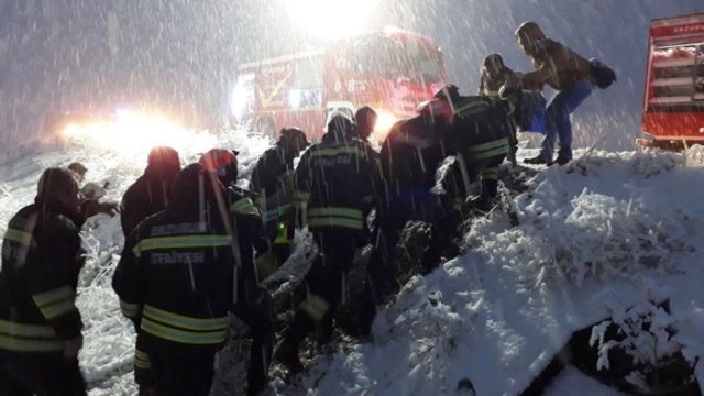 Erzurum'da İran plakalı yolcu otobüsü devrildi