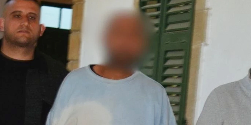 Üvey kardeşine ve evine saldırdı