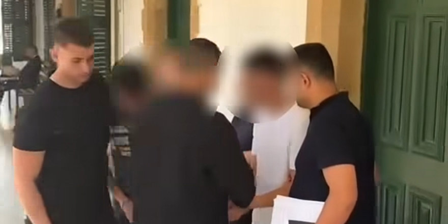 Lefkoşa’daki galeri kundaklamasında 2 zanlı mahkemeye çıkarıldı