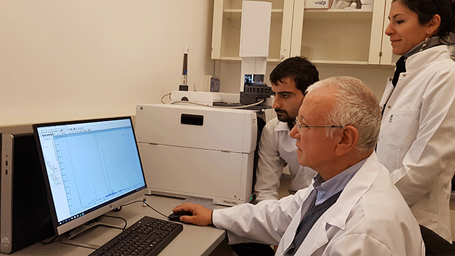 YDÜ Eczacılık Fakültesi’nde aromatik bitkilerin uçucu yağ analizlerini yapacak sistem kuruldu…