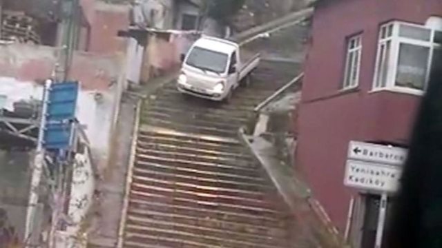 İstanbul'da merdivenlerden aracı ile inen sürücü gözaltına alındı