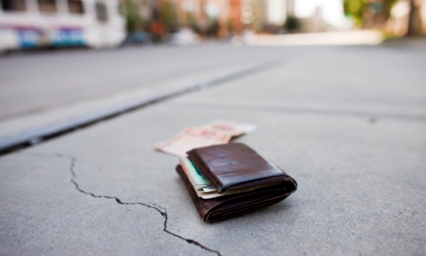 Cüzdanı iç çamaşırında sakladı