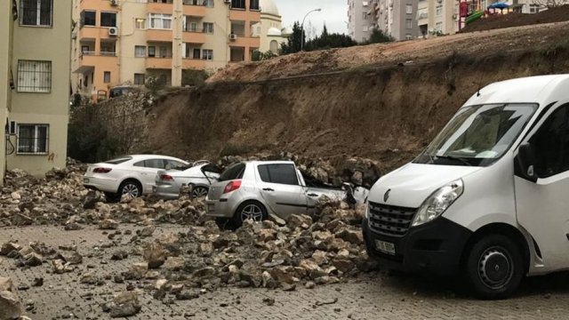 Adana'da istinat duvarı 4 aracın üzerine yıkıldı