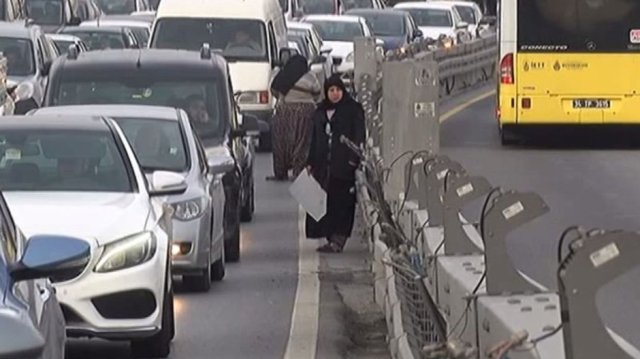 E-5 Karayolu'nda otomobilde üstlerini değiştirip dilendiler