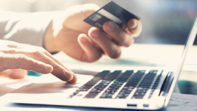 Kadınlar erkeklerden daha hesaplı alışveriş yapıyor