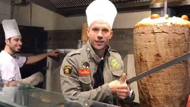 Podolski kebapçı açıyor