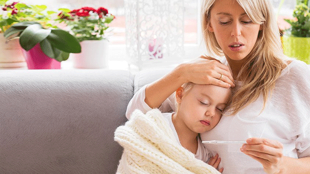 Anne babaların en panik olduğu an: Yüksek ateşte yapılması gereken 7 şey