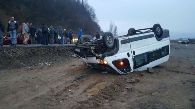 Zonguldak'ta işçi servisi devrildi