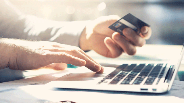 Kadınlar erkeklerden daha hesaplı alışveriş yapıyor