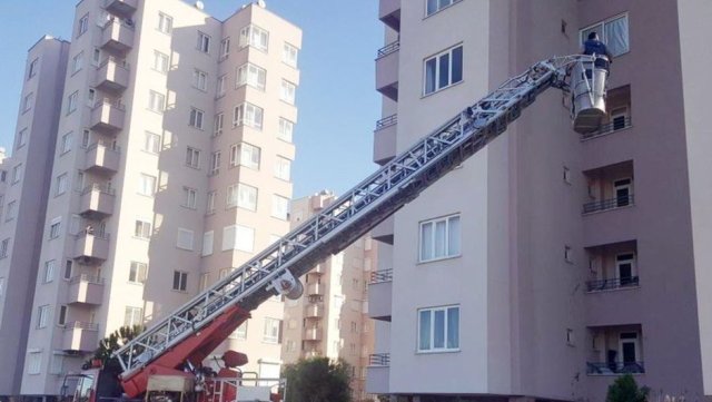 Antalya'da bir kadın kocası ve 3 çocuğunu eve kilitledi